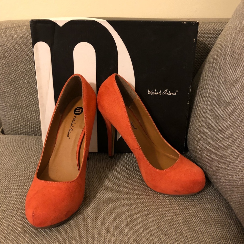 Michael Antonio orange suede pumps